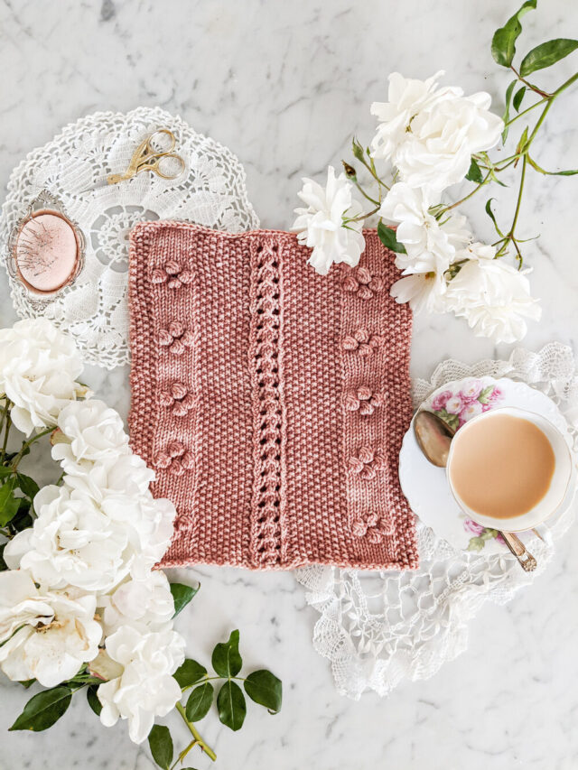 The Rhubarb Crumble Cowl, a quick and mellow knitting pattern